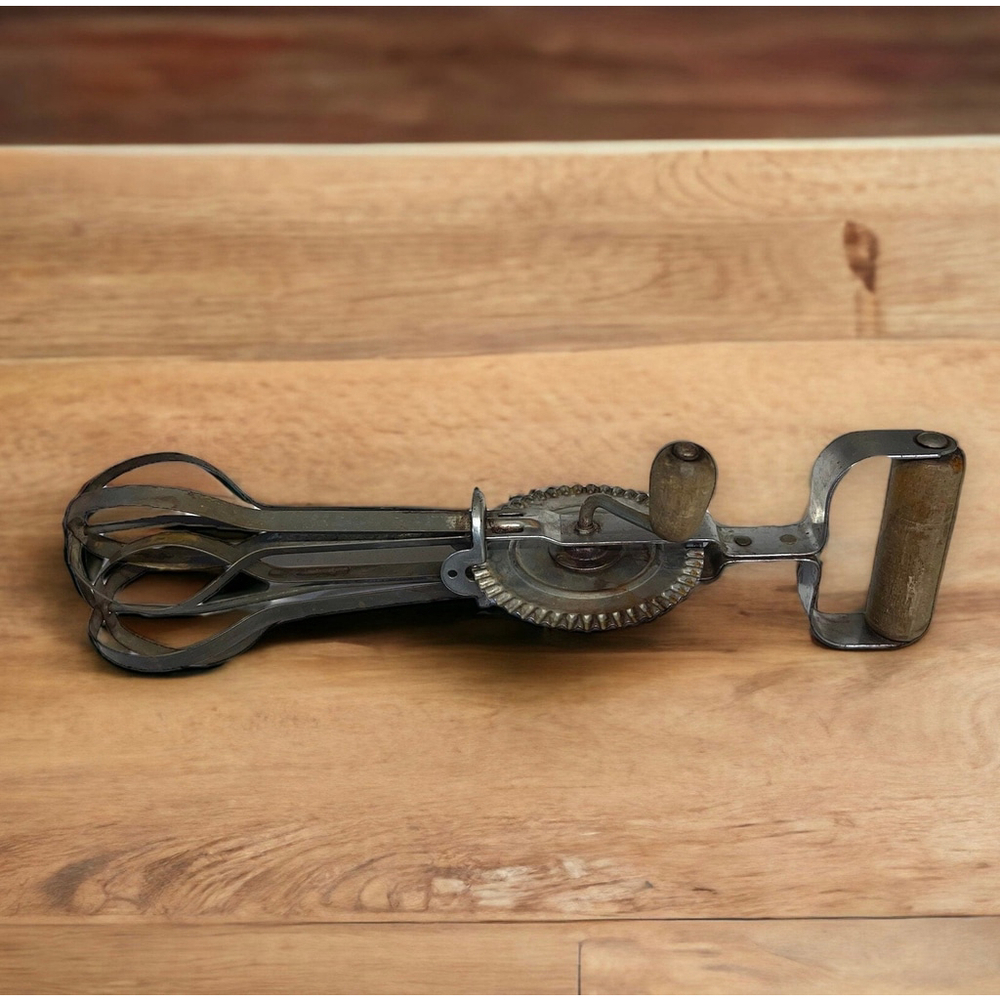 Antique Beater Rustic Chippy Yellow Handle Hand Mixer Kitchen Utensil Vintage - Picture 8 of 8